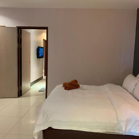 The Room Hotel Miri Buitenkant foto