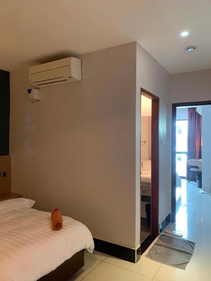 The Room Hotel Miri Buitenkant foto