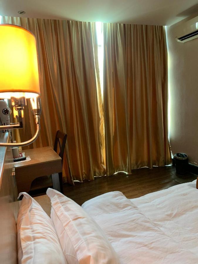 The Room Hotel Miri Buitenkant foto