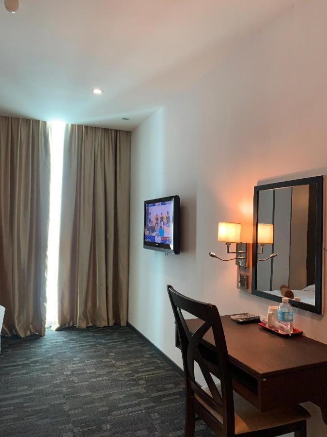 The Room Hotel Miri Buitenkant foto