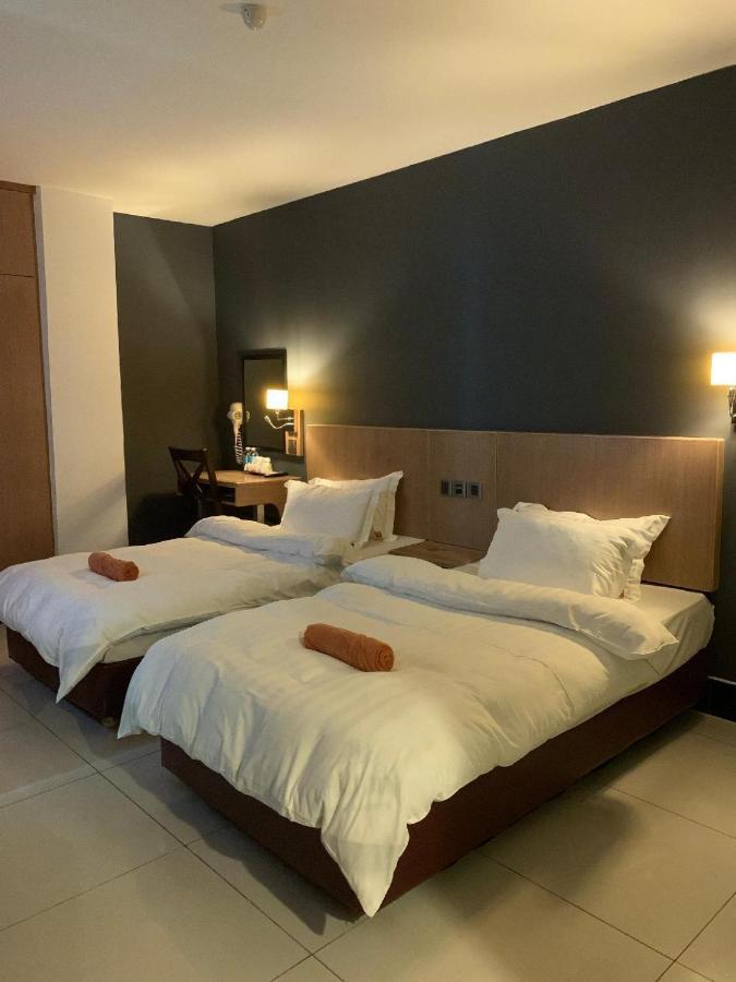 The Room Hotel Miri Buitenkant foto