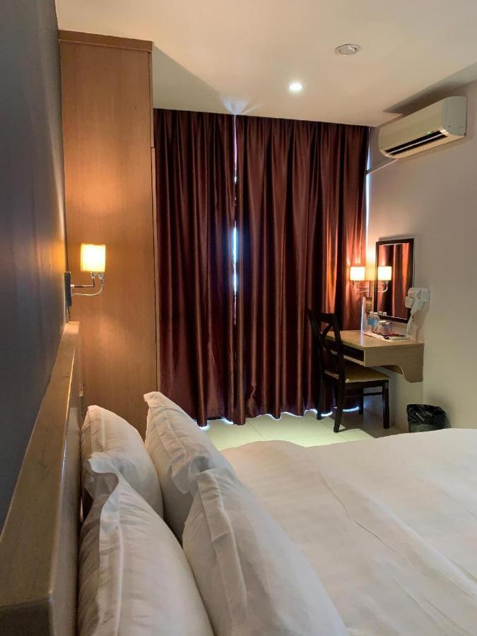 The Room Hotel Miri Buitenkant foto