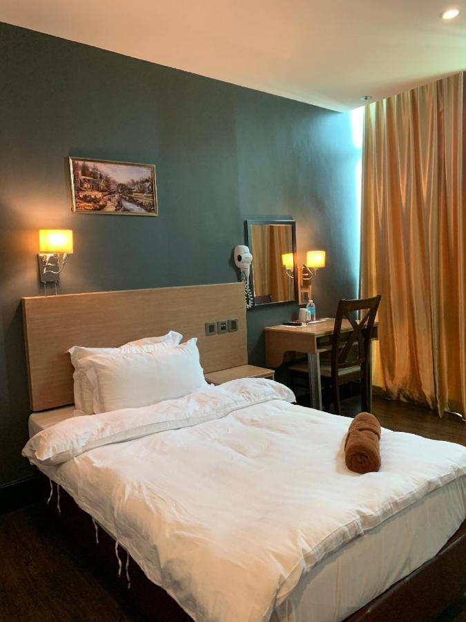 The Room Hotel Miri Buitenkant foto