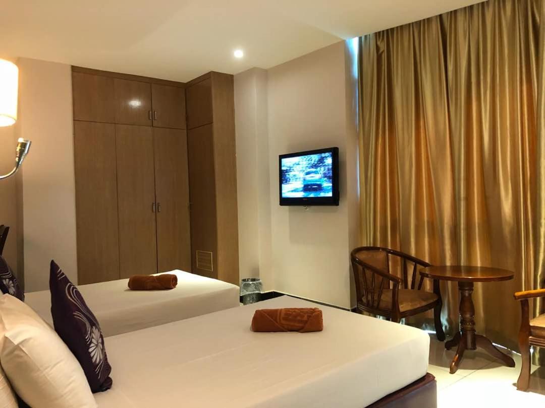 The Room Hotel Miri Buitenkant foto