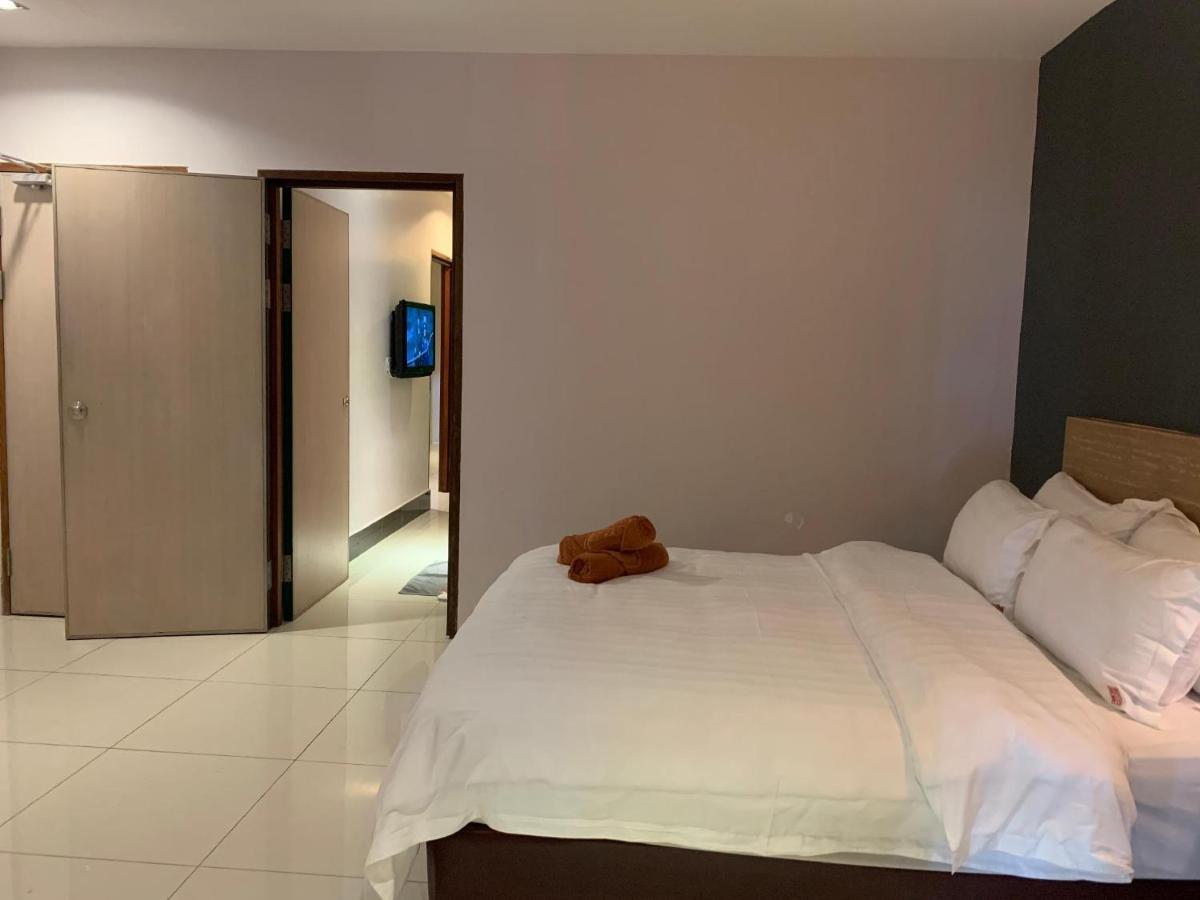 The Room Hotel Miri Buitenkant foto