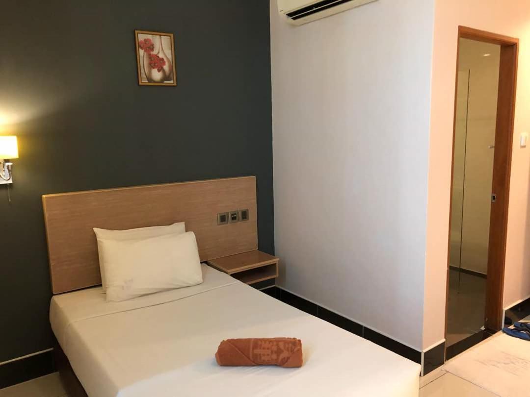 The Room Hotel Miri Kamer foto