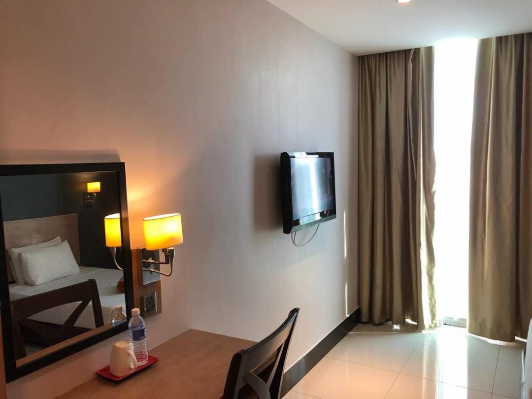 The Room Hotel Miri Kamer foto